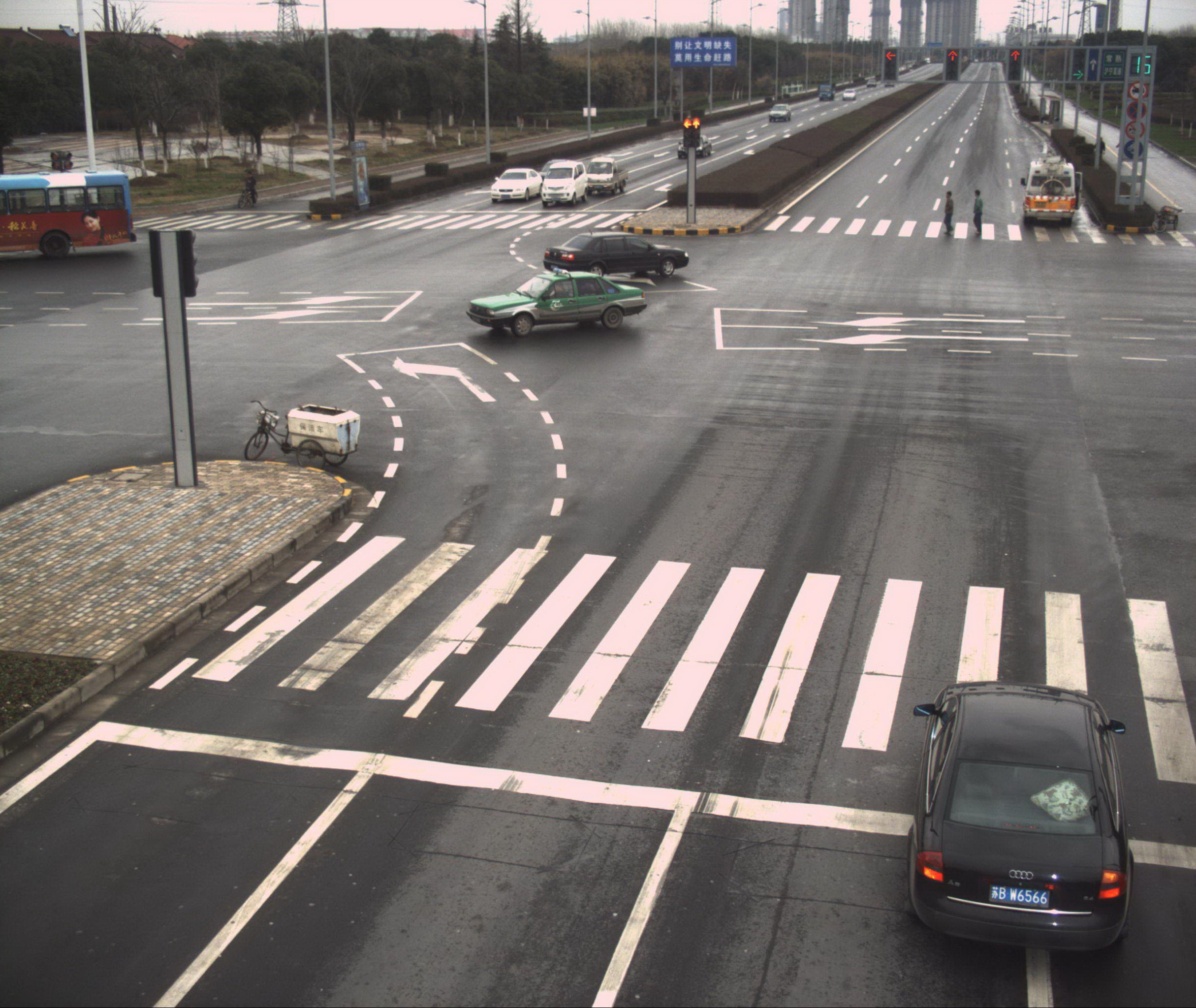 高清闯红灯电子警察