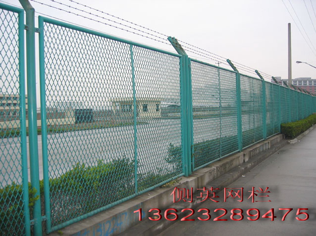 供应：高速公路护栏网，道路隔离栅