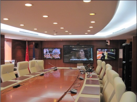 82寸液晶显示器，多窗口，高清图像，身灵其境，多点触摸