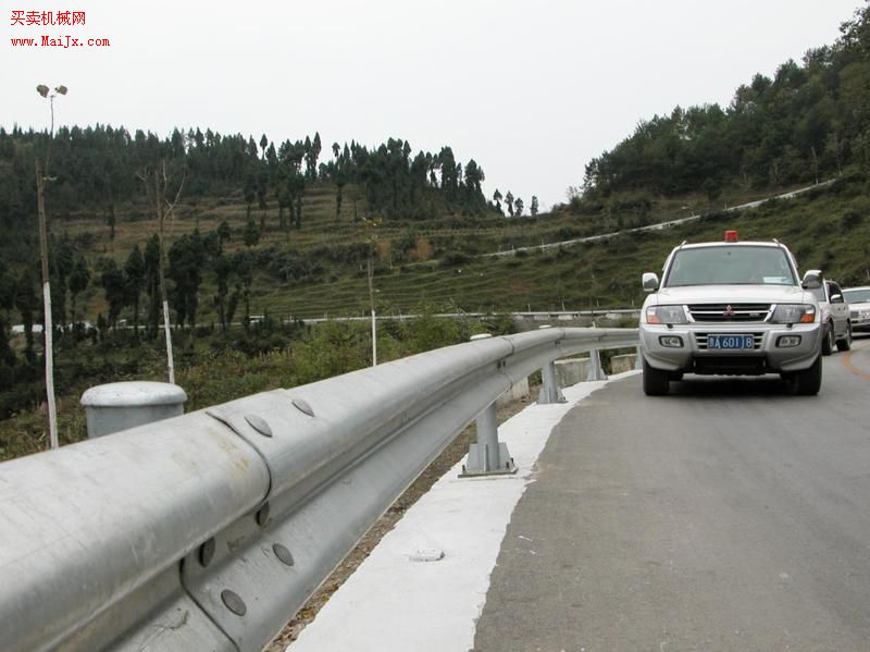 公路防撞设施，波形护栏板，高速护栏板