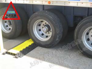 上海线槽板 上海过线板 上海橡胶过线槽