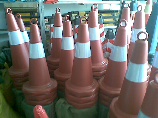 深圳交通设施厂家（防护栏，雪糕桶，路标）