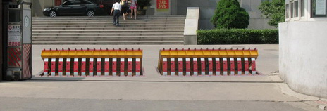 液压翻板式防撞墙