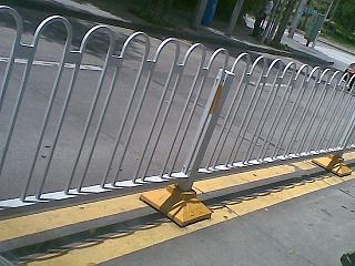 交通安全设施护栏/道路安全设施图片/交通设施隔离墩