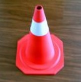 路锥 爆闪灯 蓄电池施工牌等是保障行车安全的重要设施