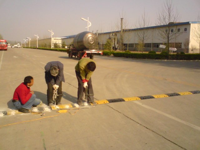 淄博橡胶减速带*淄博减速带优质产品