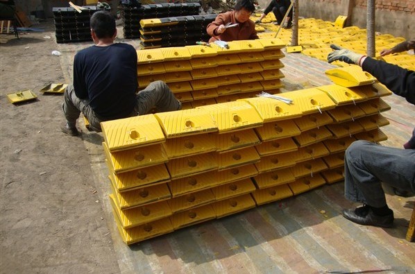 济宁橡胶减速带*济宁减速带优质产品