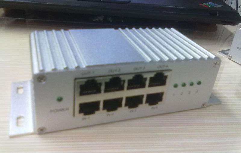 4路POE供电交换机中跨设备