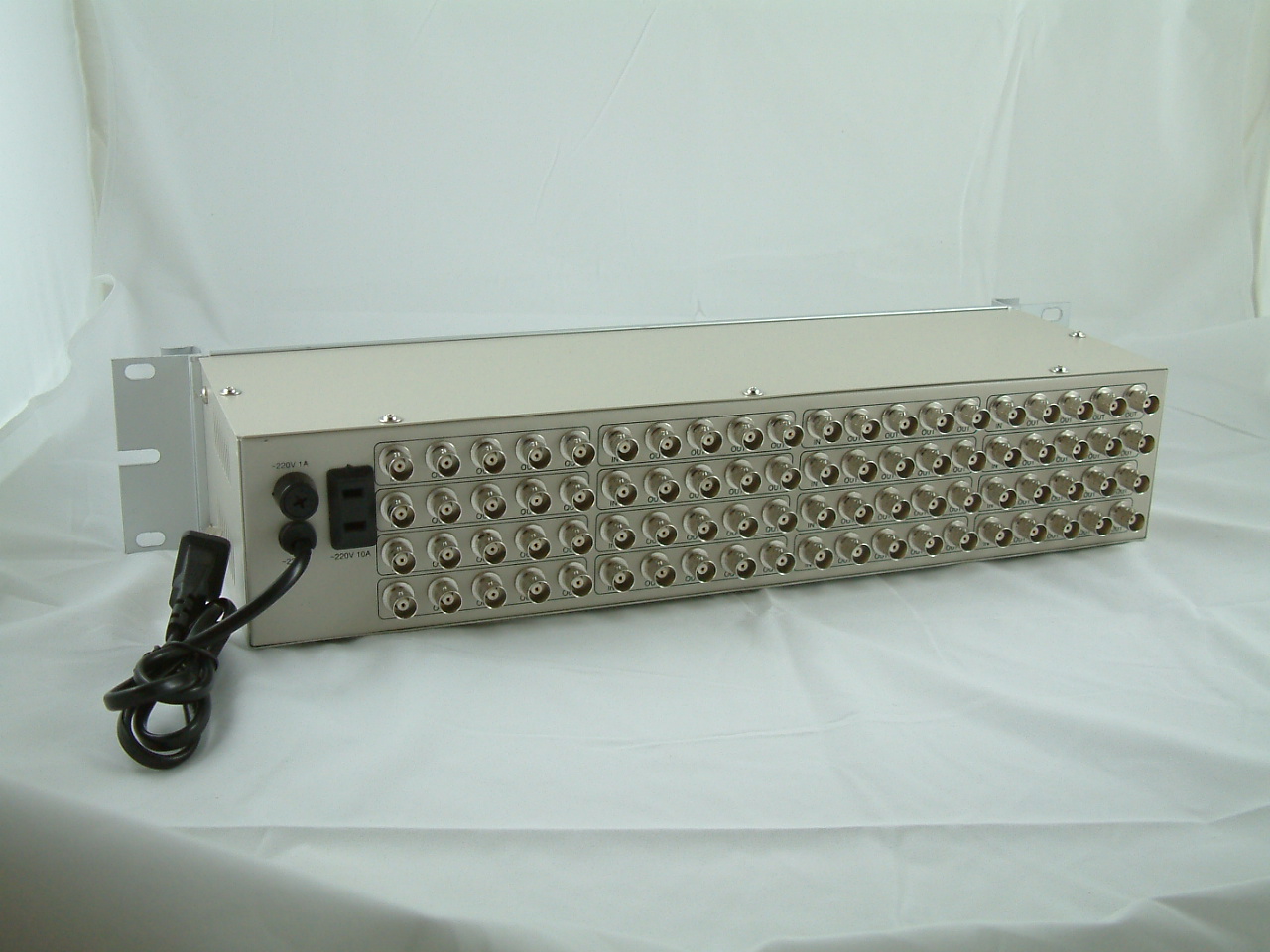 十六进三十二出视频分配器GL-202-16