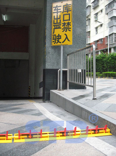  交通管控单行路障