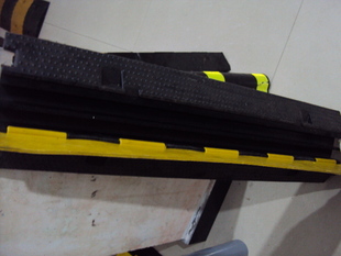 上海线槽板，上海橡胶过线板，上海2槽线槽报价