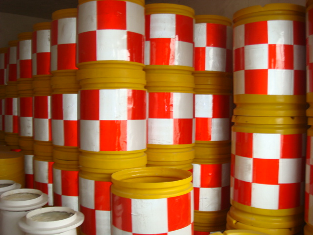 郑州哪卖防撞桶 新乡防撞桶定做 防撞桶生产基地