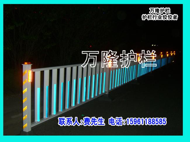 太阳能隔离护栏，带太阳能的护栏，LED太阳能护栏