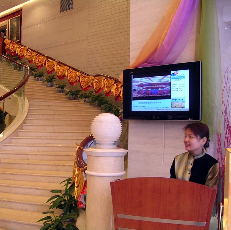 32寸楼宇广告机