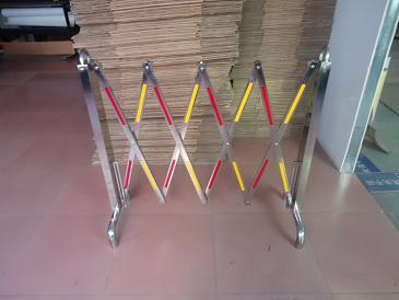 不锈钢伸缩活动护栏可带滑轮是引导路线最佳选择产品