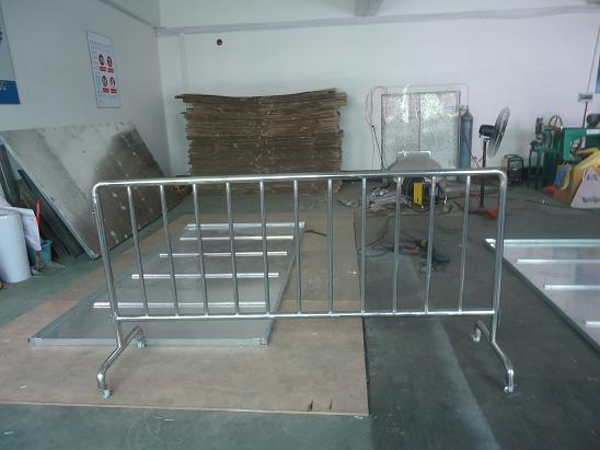 不锈钢移动护栏带滑轮使用灵活，快捷