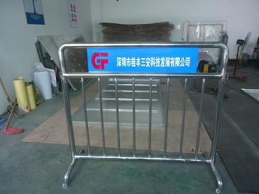 新型带滑轮不锈钢铁马护栏久经耐用、美观醒目