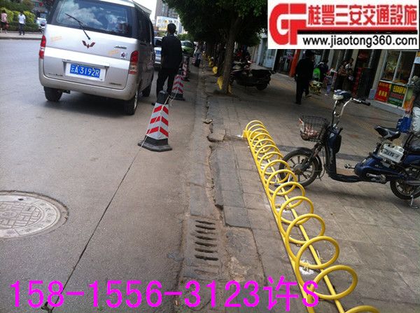 一架多用的螺旋式自行车摆放架/单车摆放架