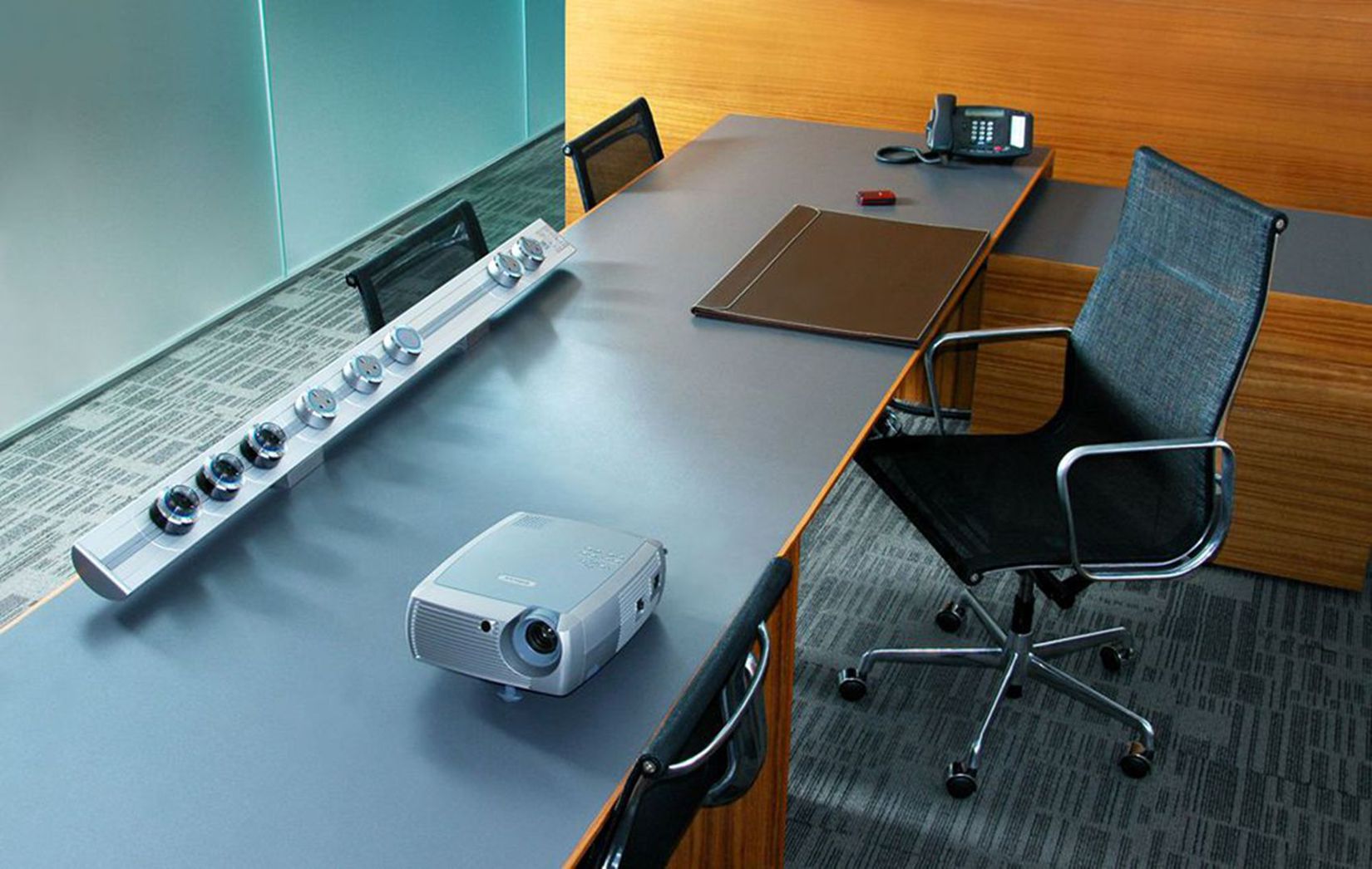 EUBIQ现代办公家具品牌专用安全插座 多功能插座