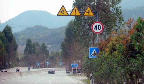 马路上指路的路标标示牌