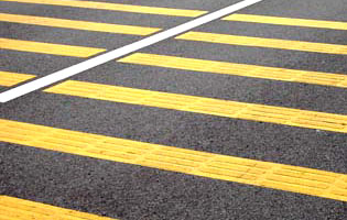 龙华热熔公路黄黑标线