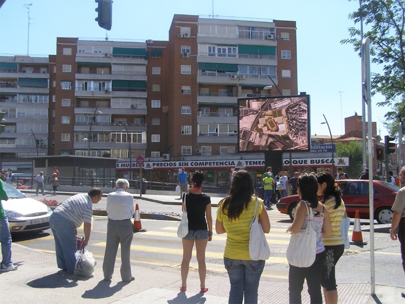 三晶四脚直插三合一户外P8全彩显示屏