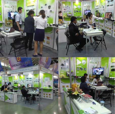 鼎晟达工作人员为意向客户讲解产品知识