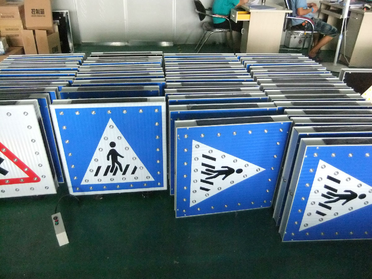 厂家拓安太阳能标牌 人行横道标牌 内嵌太阳能板