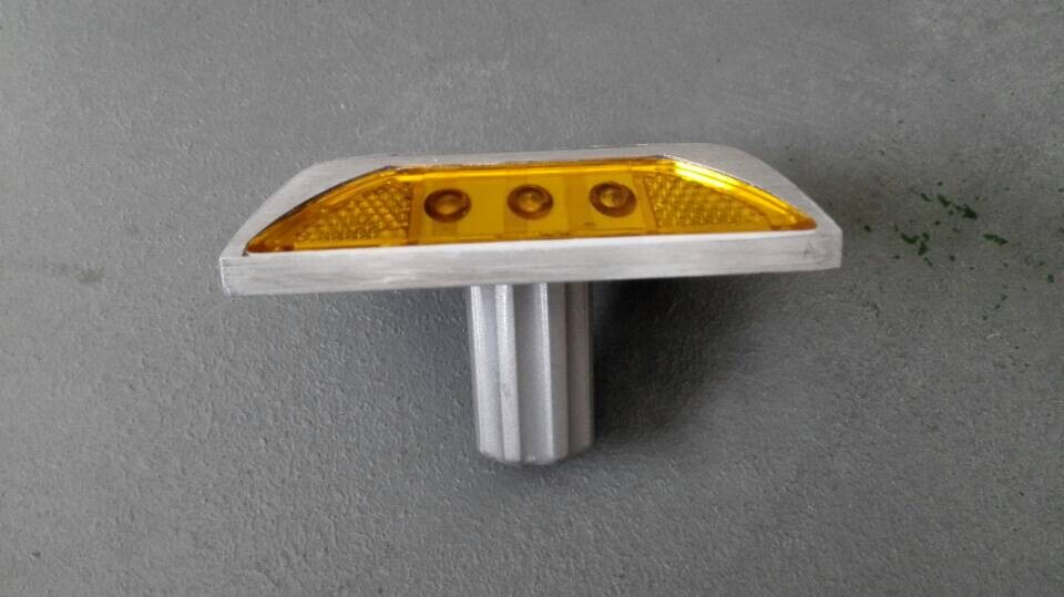 带钉太阳能道钉 双面六灯带钉灯