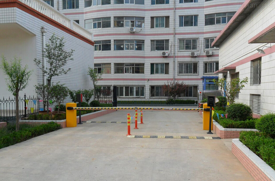 小区不停车场蓝牙远距离感应系统 道闸机 车牌识别一体机系统厂家