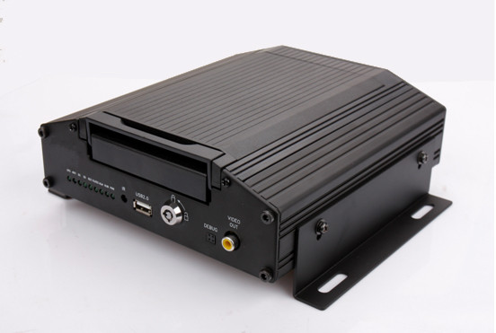  鸿图得艺大容量四路视频远程无线网络高清数字3G硬盘车载录像机