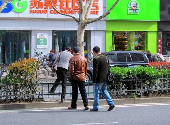 路人频繁横穿马路翻越道路护栏现象严重