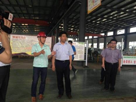  淮安市曲市长参观瞬通护栏生产基地