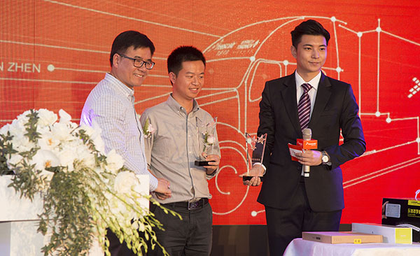 飞思卡尔亚太区总裁颁奖给蓝宙电子.jpg