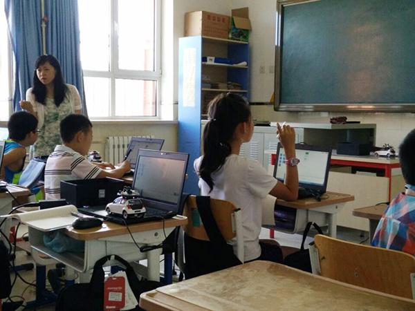 蓝宙智能车教学情景(北京永泰小学).jpg