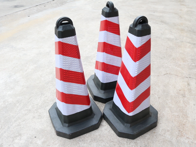 大量供应高品质PVC方锥、雪糕桶、交通路障