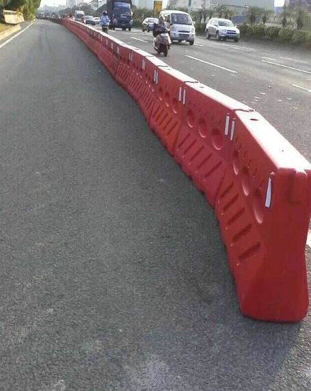 工厂直销交通水马、隔离墩、新料大水马、高速公路专用水马、 防撞栏