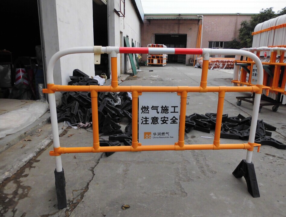 工厂直销出口海外塑料铁马、施工护栏、道路隔离栏、铁艺护栏