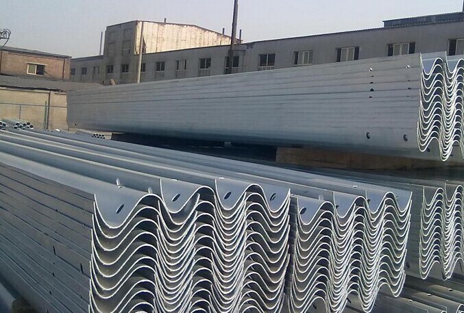 工厂直销高速公路波纹板、高速公路防撞栏、公路波形梁护栏