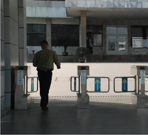 提供操作简便三辊闸,通道闸独具特色