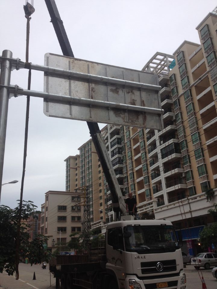 供应道路指示牌