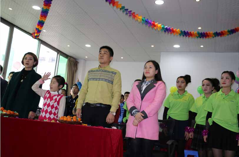 创新通联欢总结升国旗