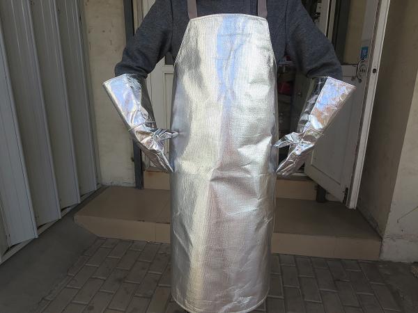 材质：铝箔防火布和舒适层  特性：具有良好的耐高温、防辐射热性能，可反射95%的热量;  长度：96cm  用途：适用于烧烤店、火锅店、电解铝、玻璃、铸造、冶金等行业防止铝水、钢花、铁水喷溅及高温辐射场合。 