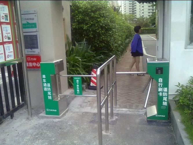 东莞三辊闸工厂摆闸小区翼闸人脸考勤门禁系统