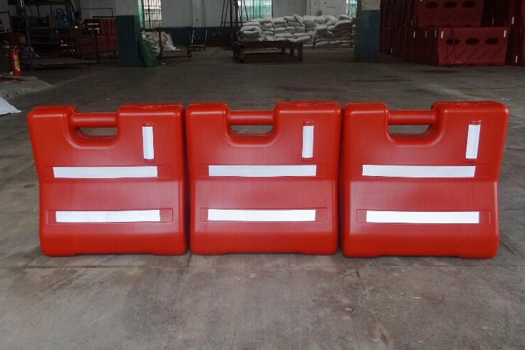 深圳交通设施隔离墩厂家 道路滚塑防撞高围挡 水马厂家