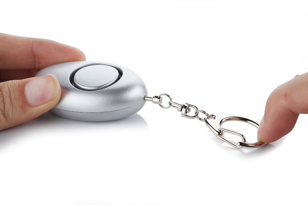 拉开钥匙扣发出125dB以上的报警声