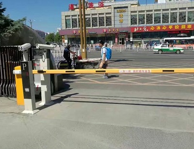 惠州小区停车场车牌识别一体机（相机+显示屏+语音）心意通P-200