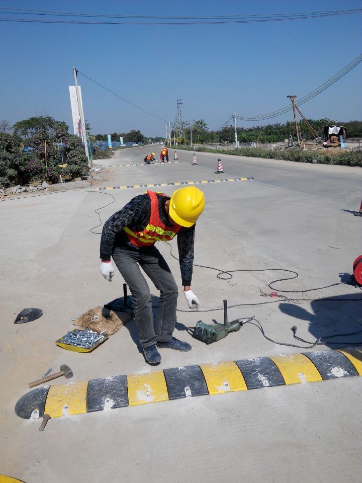 供应江门橡胶减速带工程
