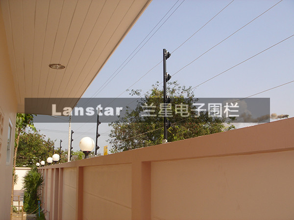 当电子围栏主机发生报警时，能否准确定位报警防区