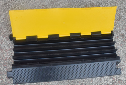 特价三线槽减速带 舞台穿线板 橡胶减速带三槽减速板 3槽串线板